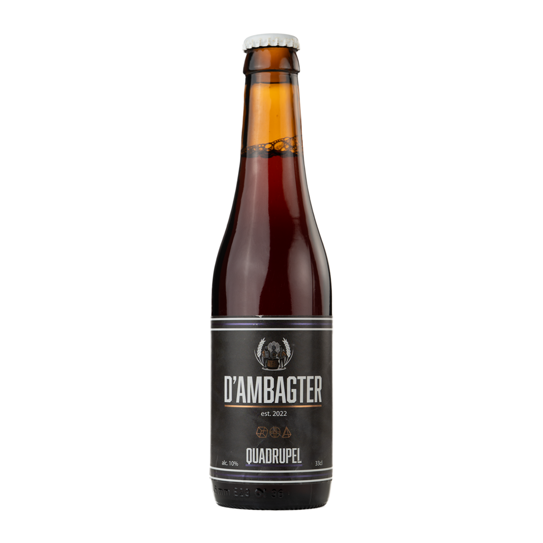 Flesjes en glazen d’Ambagter-bier, waaronder een blond, tripel, IPA en quadrupel, op een houten tafel.