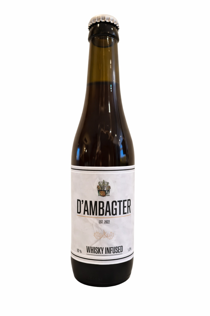 Fles en glas d’Ambagter Quadrupel Whisky Infused met een diepe amberkleurige inhoud, omringd door hop en houten vaten, die de whisky-infusie symboliseren.